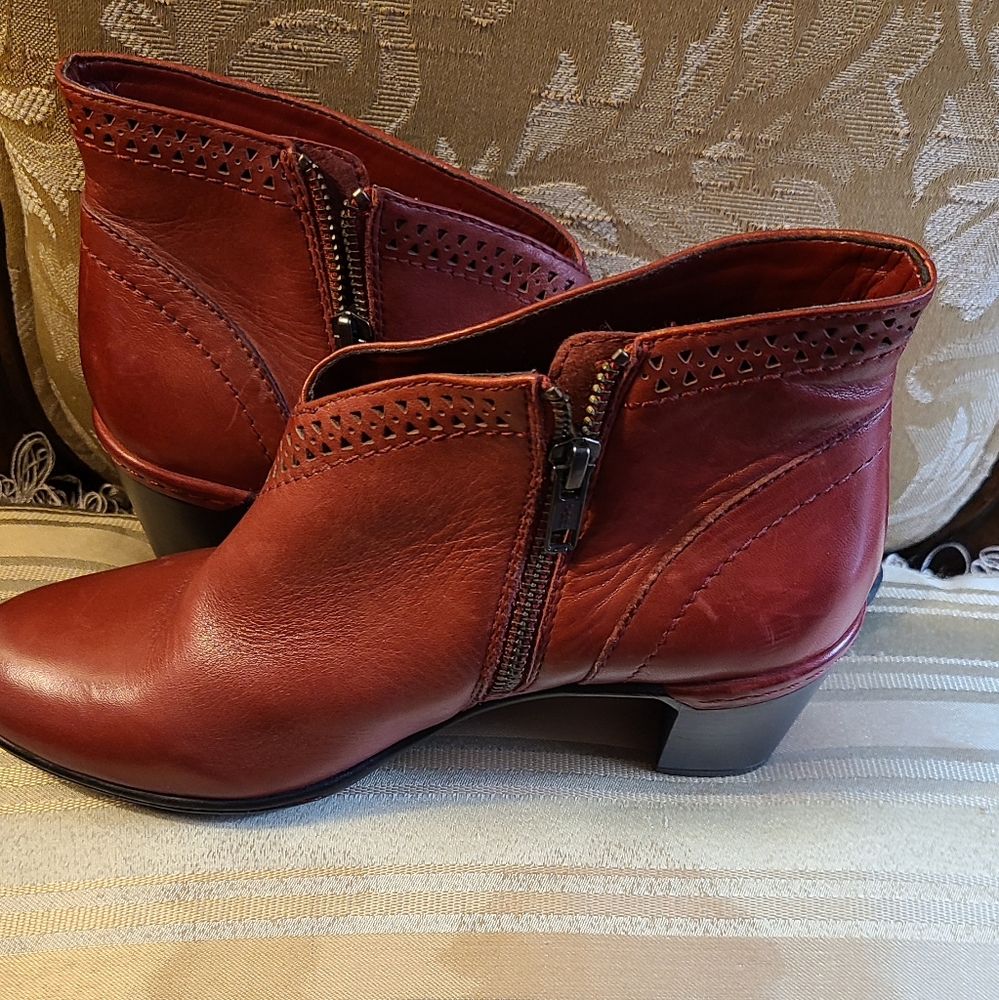 ROCK PORT...COBB HILL Collection boots for woman size 6.5